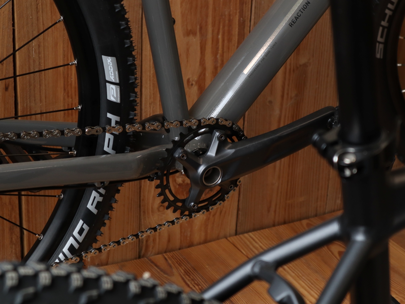 Detailaufnahme des Antriebs eines CUBE Reaction Hardtail Mountainbikes — Kettenblatt, Kette und Rahmen in Nahaufnahme